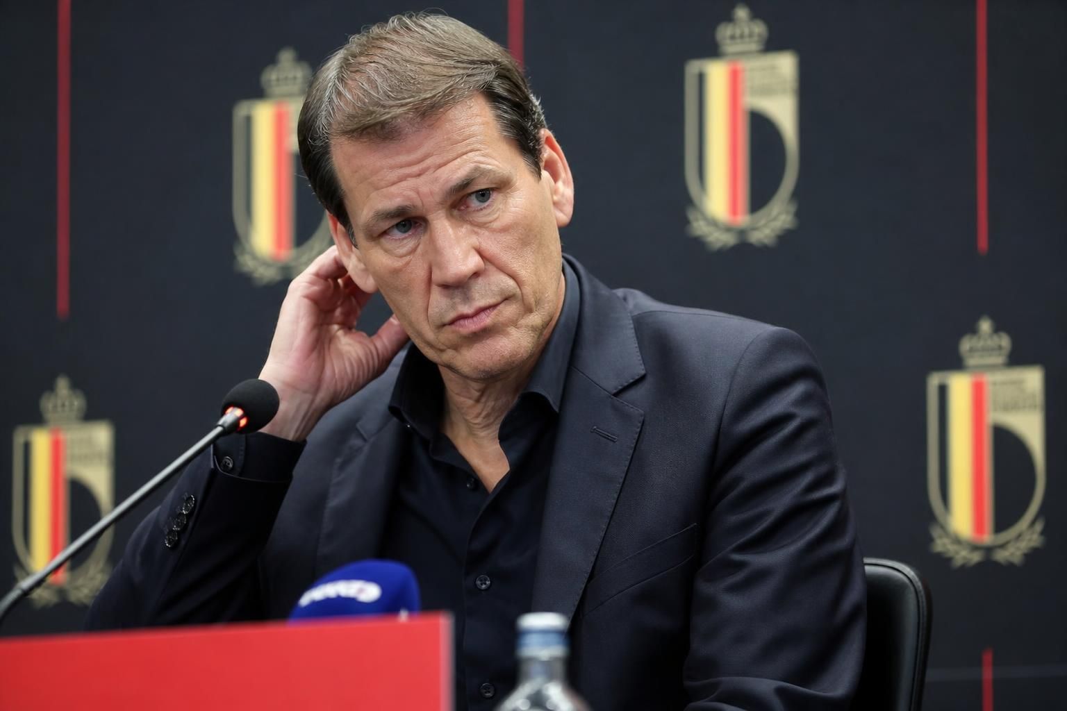 Rudi Garcia tijdens een gespannen persmoment bij de Rode Duivels na de WK-uitschakeling
