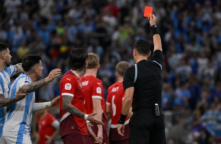 Tense WK-match scene after Breel Embolo red card for Switzerland against Argentina