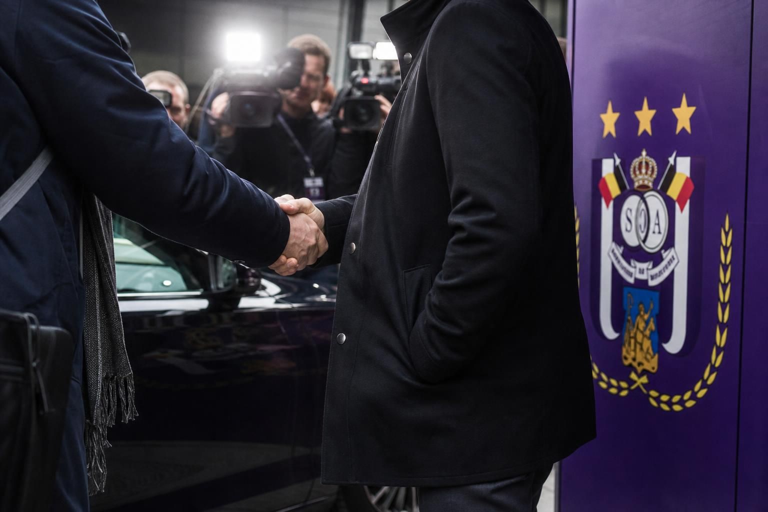 Transfercontext rond RSC Anderlecht met paarse accenten en stadionlichten