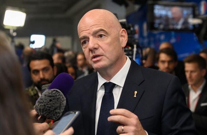 Gianni Infantino tijdens een gespannen FIFA-persmoment op het WK.