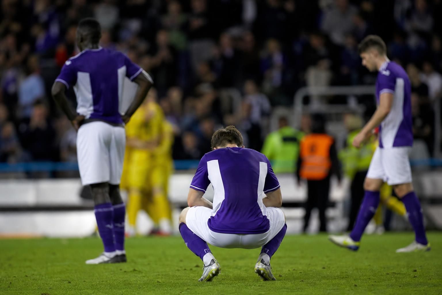 Anderlecht onder druk in een verdedigende fase tijdens de voorbereiding.