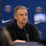 Luis Enrique tijdens een persmoment bij PSG in de context van transferplannen