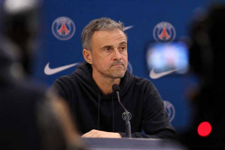 Luis Enrique tijdens een persmoment bij PSG in de context van transferplannen