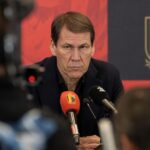 Rudi Garcia tijdens een gespannen persmoment rond de Rode Duivels