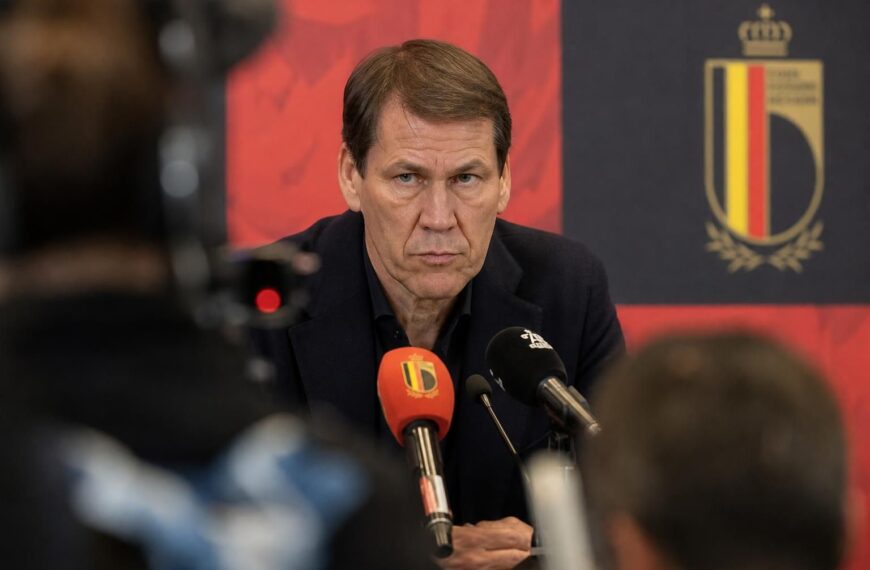 Rudi Garcia tijdens een gespannen persmoment rond de Rode Duivels