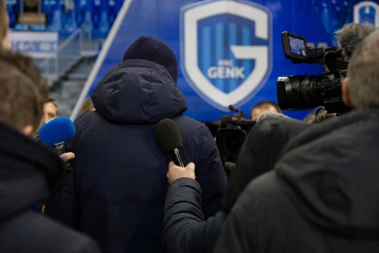 Persmoment bij KRC Genk rond de trainerszoektocht na het vertrek van Nicky Hayen