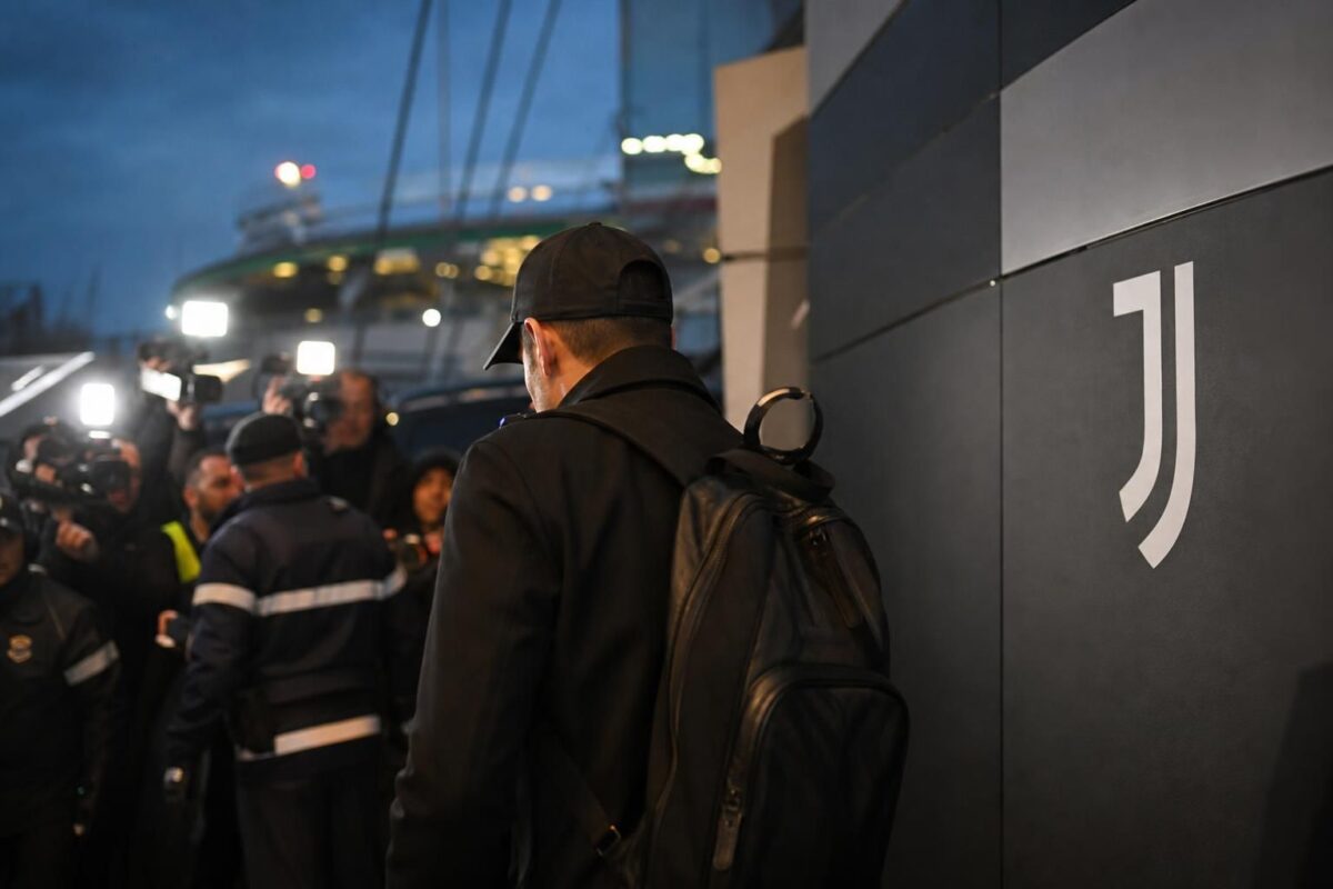 Transfercontext rond Juventus met gespannen stadionomgeving zonder herkenbare gezichten