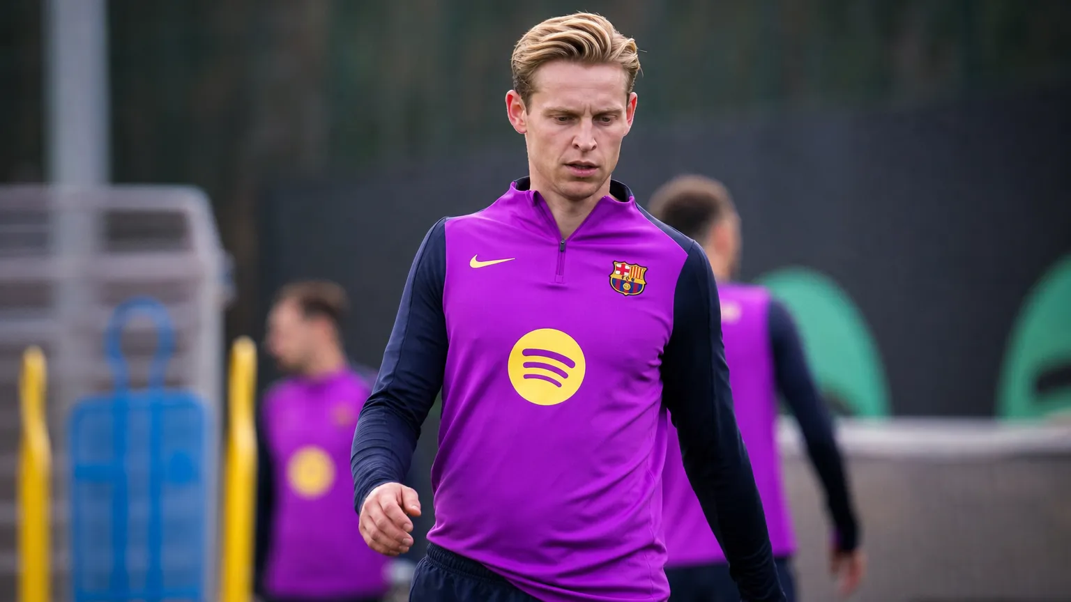 Frenkie de Jong in een gefocuste trainingscontext bij Barcelona tijdens zijn herstelperiode.