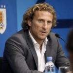 Diego Forlán in Uruguayaanse voetbalcontext tijdens een persmoment rond zijn aanstelling