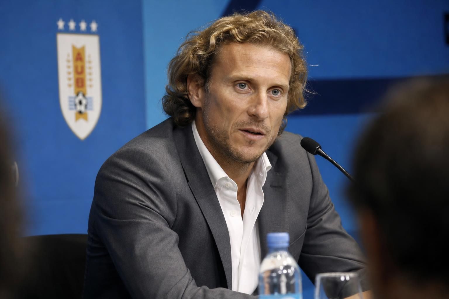 Diego Forlán in Uruguayaanse voetbalcontext tijdens een persmoment rond zijn aanstelling