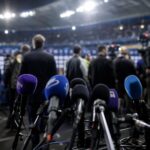 Tense perscontext in een WK-stadion rond een FIFA-beslissing zonder herkenbare gezichten