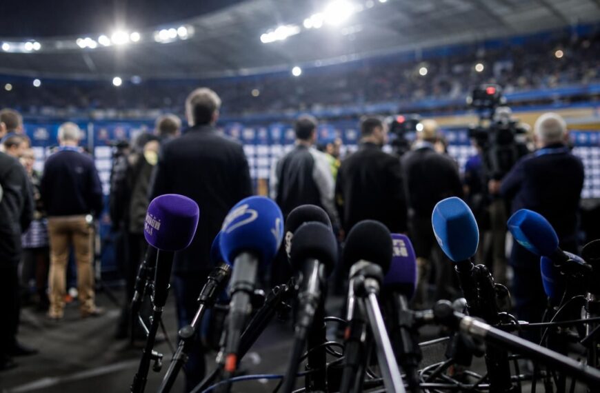 Tense perscontext in een WK-stadion rond een FIFA-beslissing zonder herkenbare gezichten
