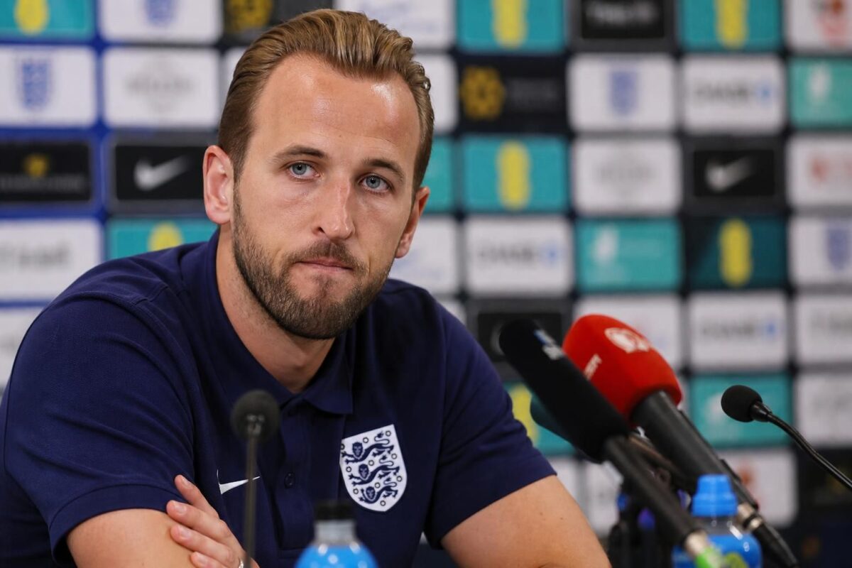 Harry Kane tijdens een gespannen persmoment bij Engeland