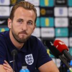 Harry Kane tijdens een gespannen persmoment bij Engeland