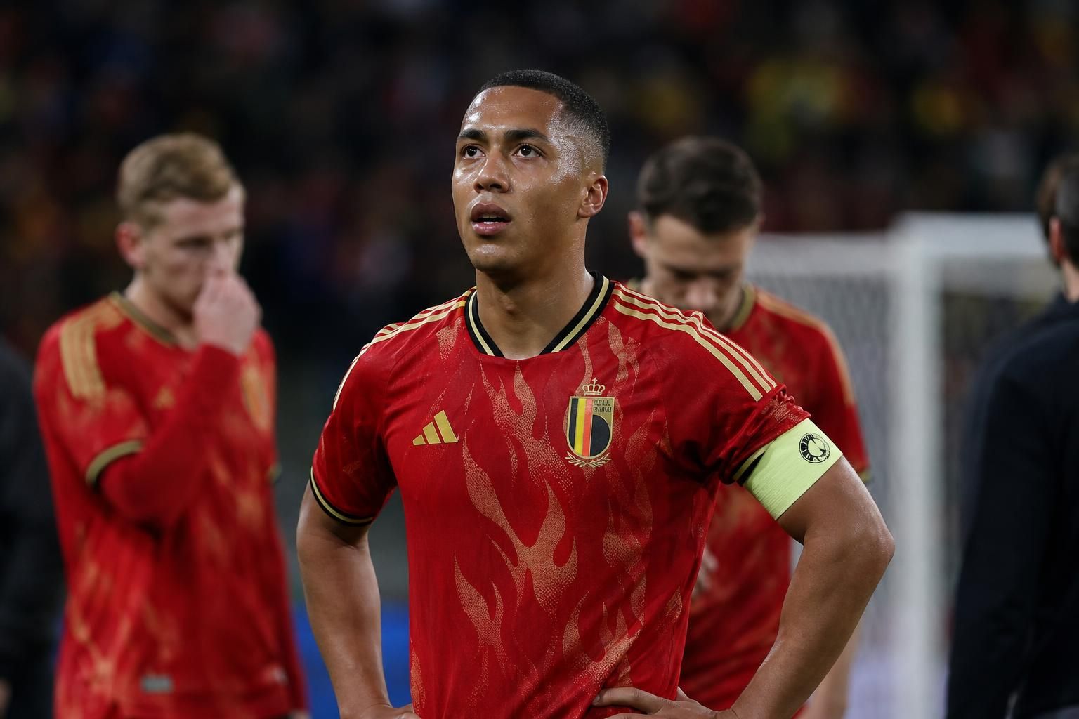 Youri Tielemans en ploegmaats van de Rode Duivels tijdens een gespannen WK-moment