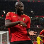 Romelu Lukaku viert een doelpunt met de Rode Duivels tijdens een geladen WK-moment.
