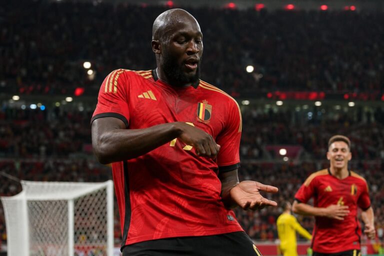 Romelu Lukaku viert een doelpunt met de Rode Duivels tijdens een geladen WK-moment.