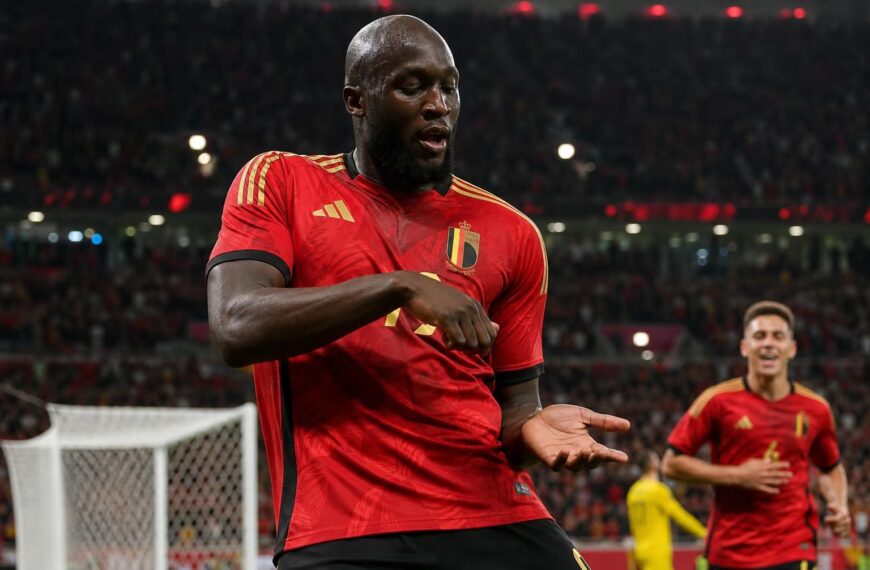 Romelu Lukaku viert een doelpunt met de Rode Duivels tijdens een geladen WK-moment.