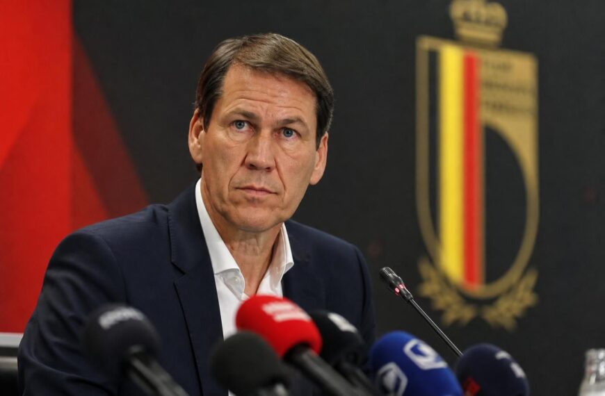 Rudi Garcia tijdens een gespannen persmoment bij de Rode Duivels