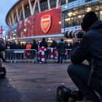 Transfercontext rond Arsenal en Julián Álvarez met gespannen stadionsfeer.