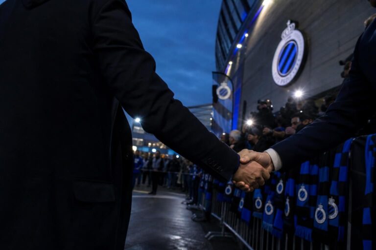 Transfercontext rond Club Brugge met blauw-zwarte sfeer aan het stadion