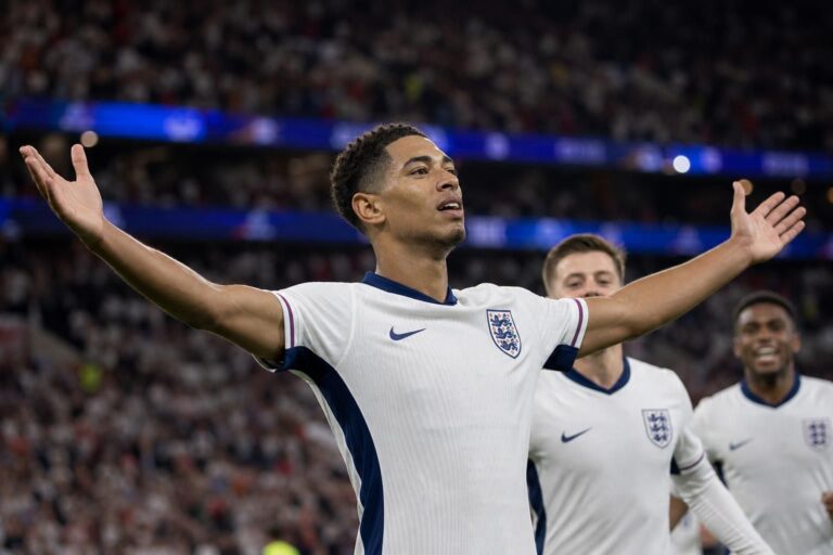 Jude Bellingham viert met Engeland tijdens het WK