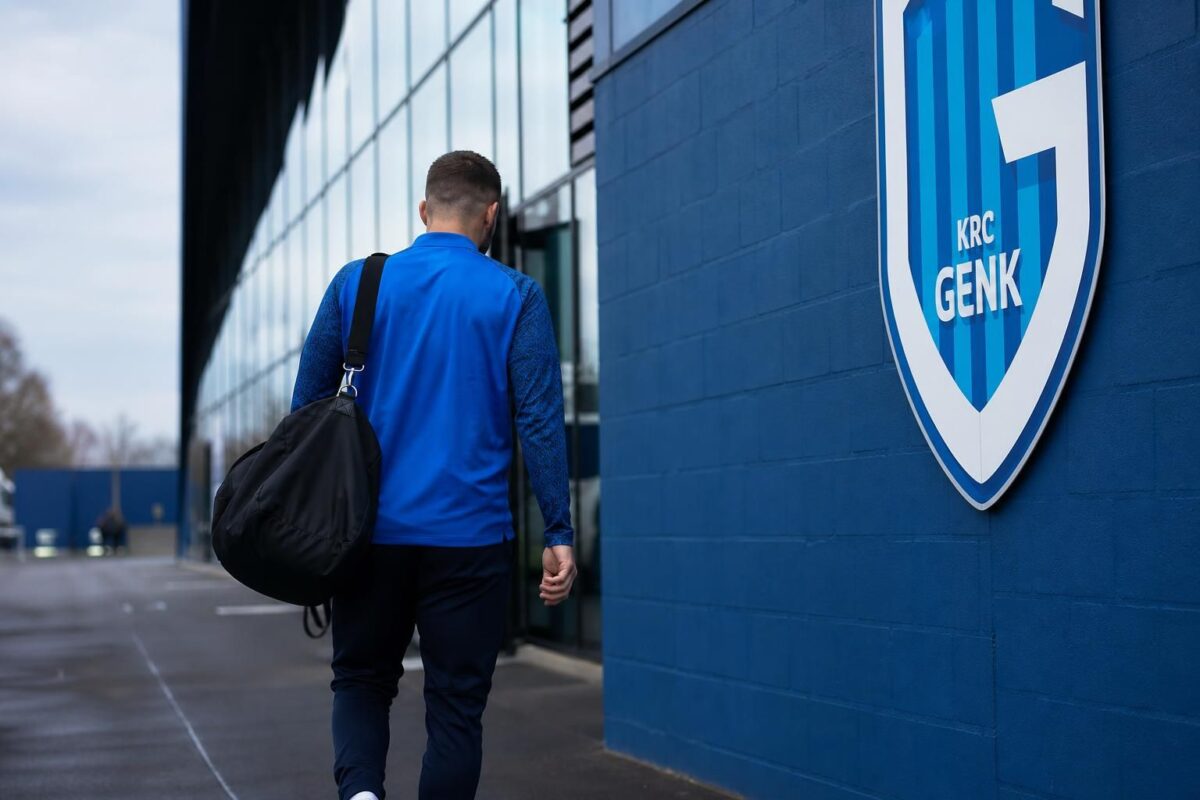 Transfercontext rond KRC Genk met een vertrekkende speler zonder herkenbaar gezicht