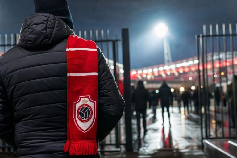 Sfeerbeeld van een transfermoment rond Royal Antwerp FC in een stadionomgeving.