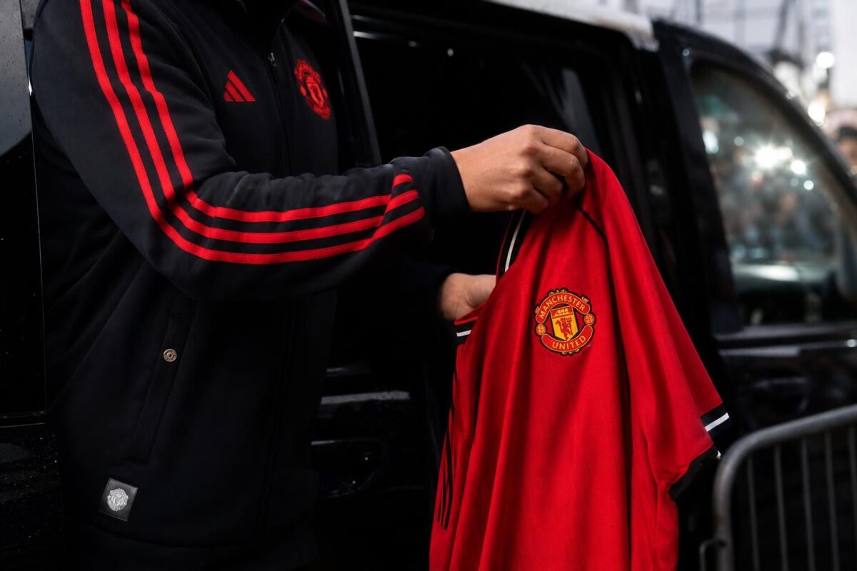 Transfercontext rond Manchester United met stadiondetails zonder herkenbare gezichten