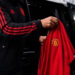 Transfercontext rond Manchester United met stadiondetails zonder herkenbare gezichten