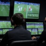 VAR-controleruimte tijdens een internationaal voetbaltoernooi zonder herkenbare gezichten