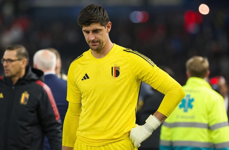 Thibaut Courtois tijdens een gespannen voetbalmoment na de WK-kwartfinale tegen Spanje