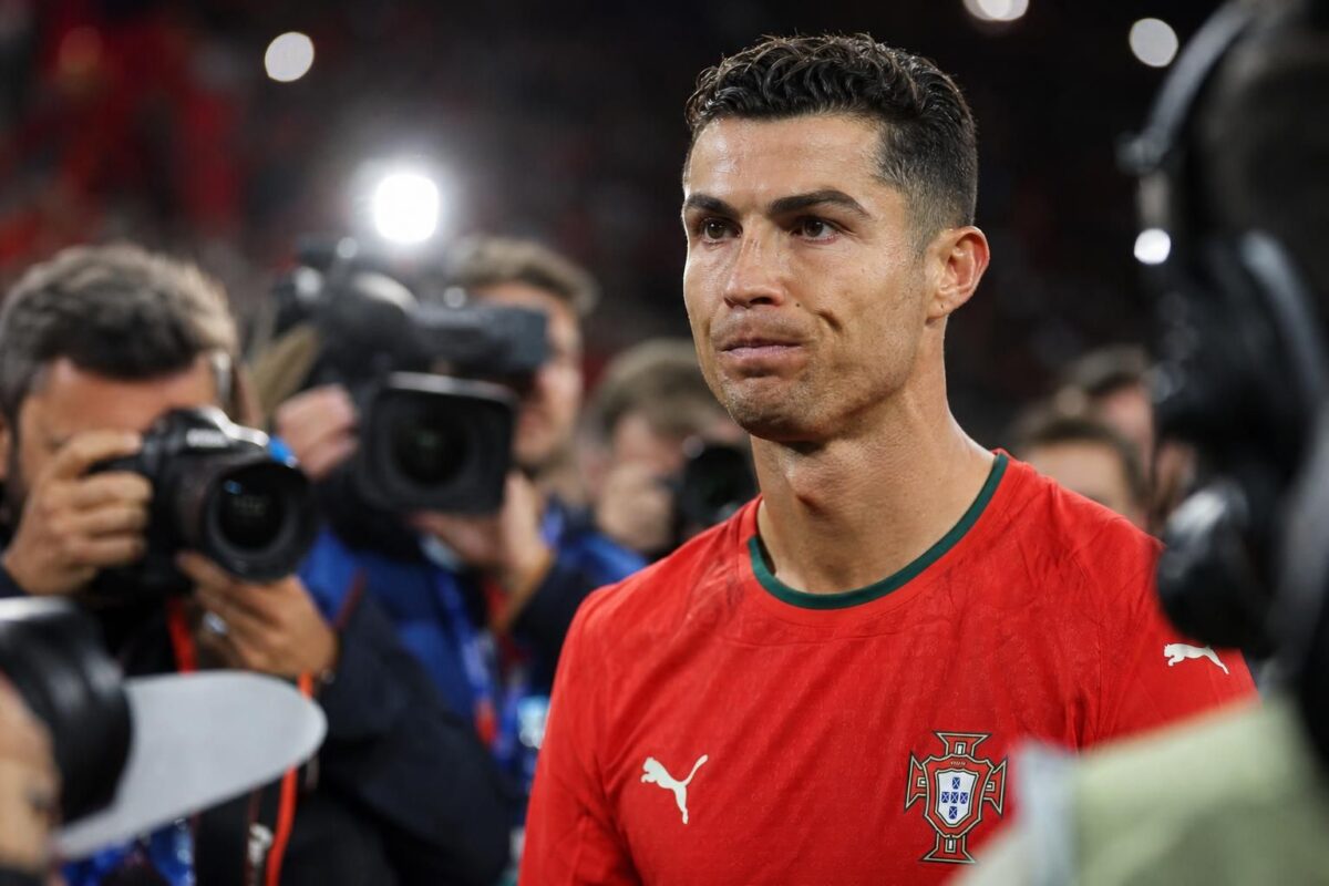 Cristiano Ronaldo in Portugese context tijdens een gespannen interlandmoment