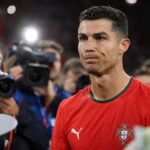 Cristiano Ronaldo in Portugese context tijdens een gespannen interlandmoment