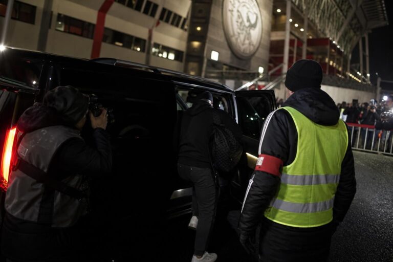 Transfercontext rond Ajax met gespannen stadiongevoel zonder herkenbare gezichten