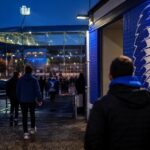 Gespannen transfercontext rond KAA Gent in een stadionomgeving