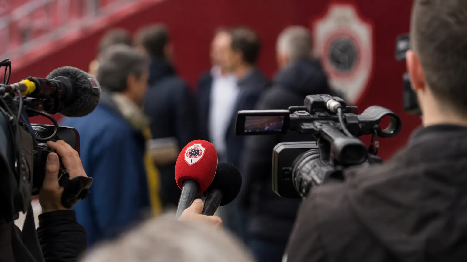 Perssfeer aan de Bosuil bij de bestuurswissel van Royal Antwerp FC