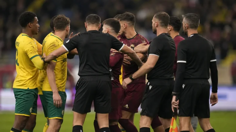Scheidsrechtersteam bij een gespannen moment tijdens een voetbalwedstrijd