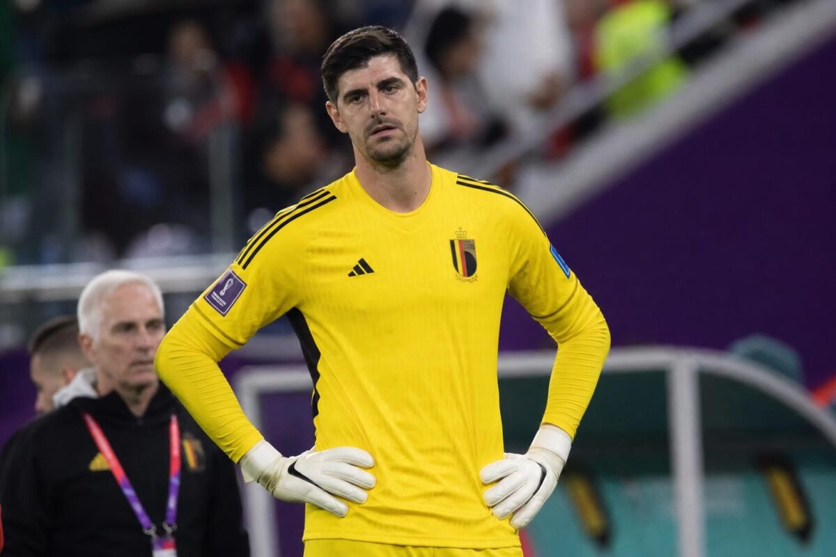 Thibaut Courtois in een gespannen moment bij de Rode Duivels tijdens een WK-wedstrijd
