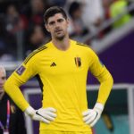 Thibaut Courtois in een gespannen moment bij de Rode Duivels tijdens een WK-wedstrijd