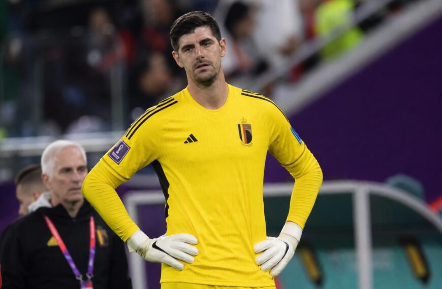 Thibaut Courtois in een gespannen moment bij de Rode Duivels tijdens een WK-wedstrijd