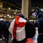 Engelse WK-sfeer rond een stadion voor de halve finales, met vermoeidheid en spanning voelbaar.