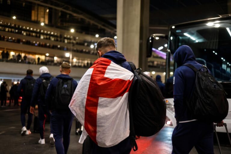 Engelse WK-sfeer rond een stadion voor de halve finales, met vermoeidheid en spanning voelbaar.