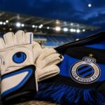Transfercontext rond Club Brugge met keepershandschoenen en blauw-zwarte clubkleuren bij Jan Breydel.