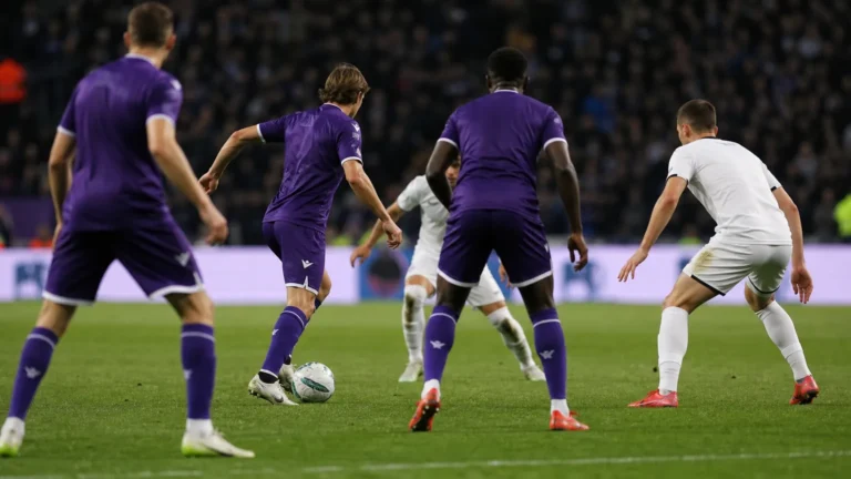 Anderlecht in wedstrijdcontext tijdens een opbouwfase onder druk zonder herkenbare gezichten