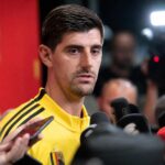 Thibaut Courtois tijdens een gespannen persmoment bij de Rode Duivels