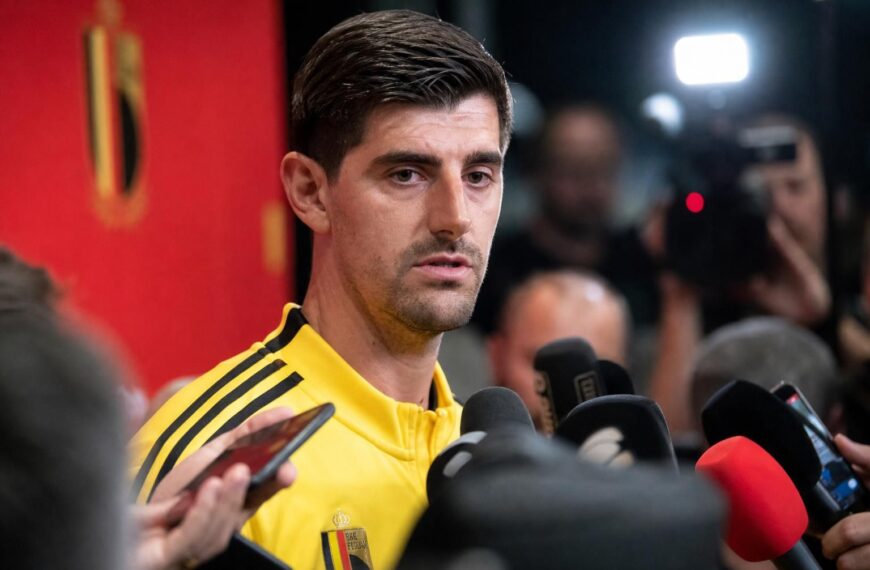 Thibaut Courtois tijdens een gespannen persmoment bij de Rode Duivels