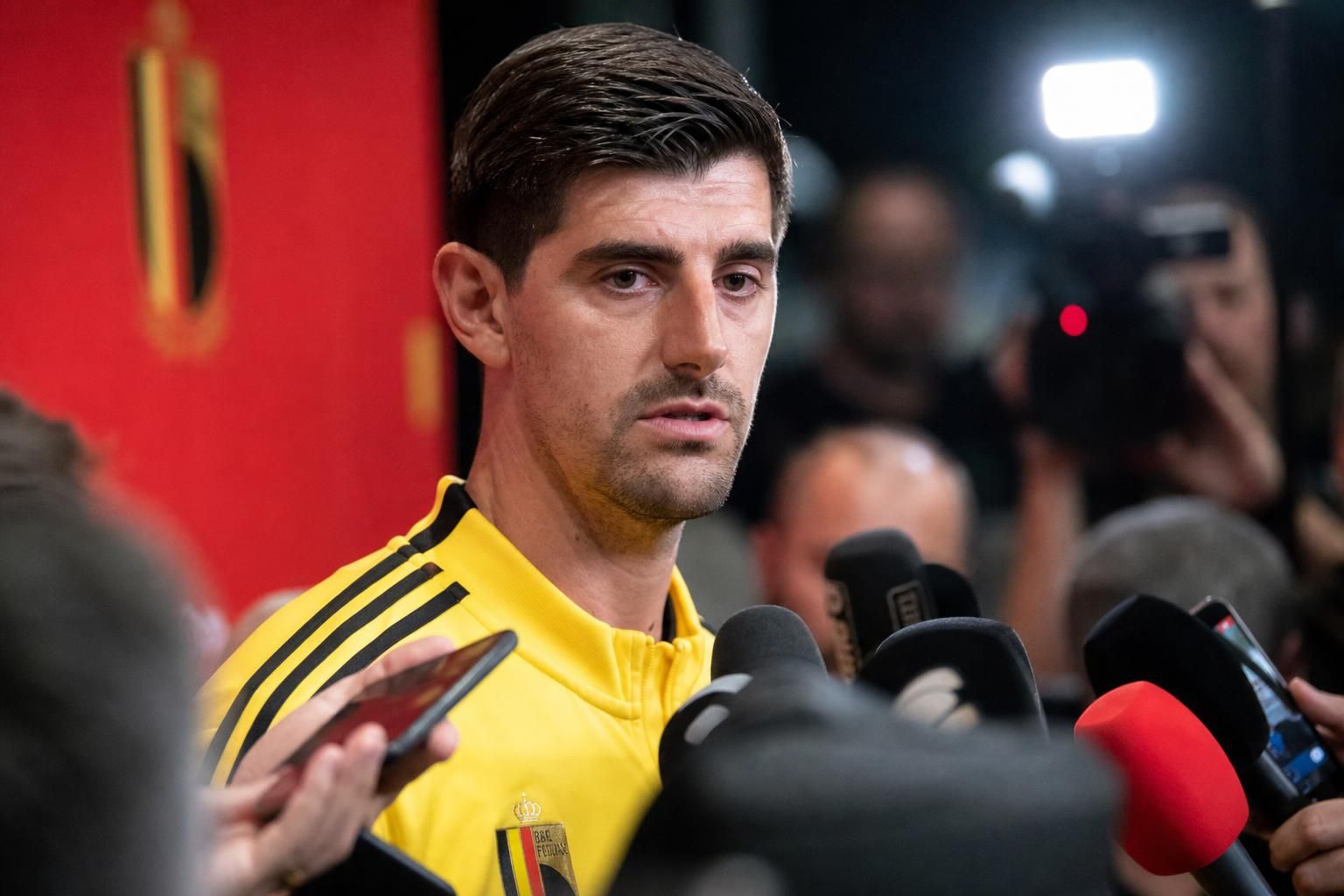 Thibaut Courtois tijdens een gespannen persmoment bij de Rode Duivels