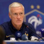 Didier Deschamps tijdens een gespannen persmoment voor Frankrijk-Spanje op het WK