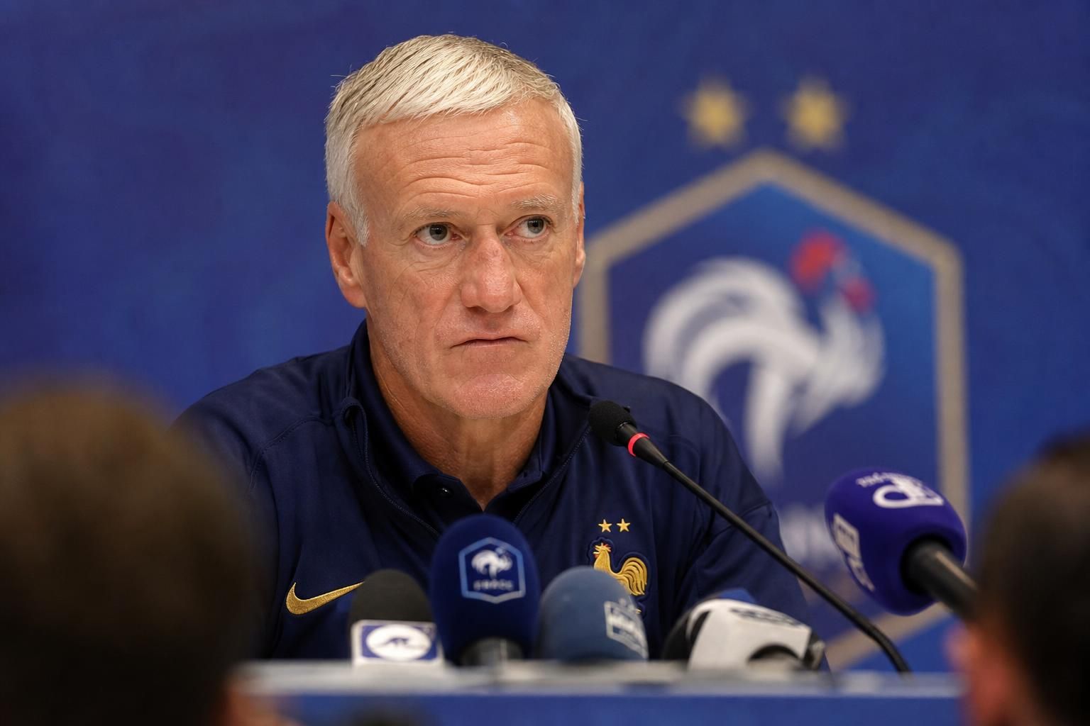 Didier Deschamps tijdens een gespannen persmoment voor Frankrijk-Spanje op het WK